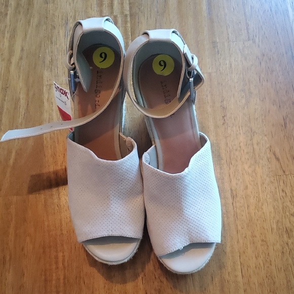 Sandal - Picture 2 of 5